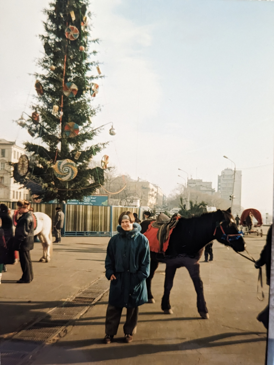 31 декабря 1997 года, фото из моего архива. Я на площади Борцов революции. Крайне редко бываю зимой без шапки, но в тот не по-зимнему тëплый день я нарочно еë не надела. 