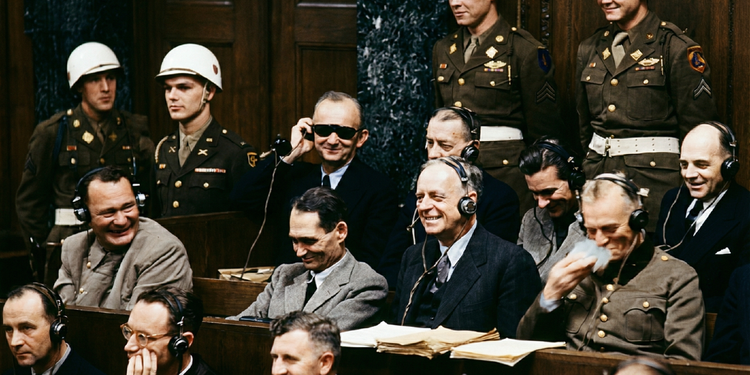 Странное фото с Нюрнбергского процесса: почему нацисты смеются в зале суда