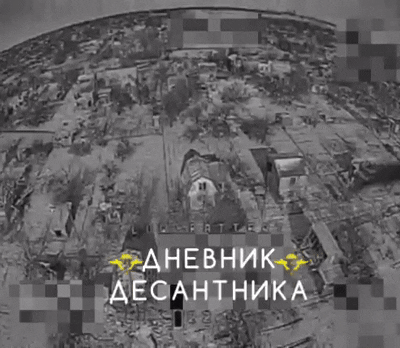    В районе Приморского, Запорожское направление, противник продолжает заскакивать малыми группами и размещать схроны боеприпасов в домах с целью закрепления. Видео: "Дневник Десантника"