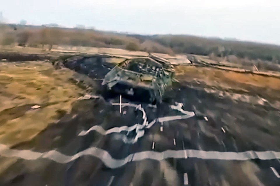    Расчеты войск беспилотных систем Псковских десантников регулярно наносят огневое поражение по укреплениям противника, вражеской технике, орудиям и живой силе ВСУ скриншот видео