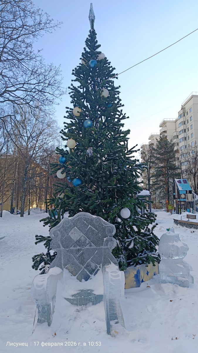 Фото автора. Местная детская площадка.