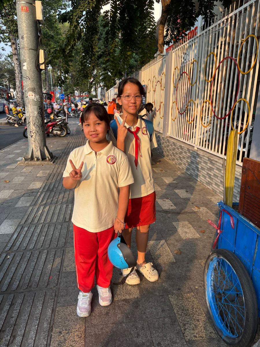 Жест «V» в камеру — знак мира и просто радость после уроков.✌️