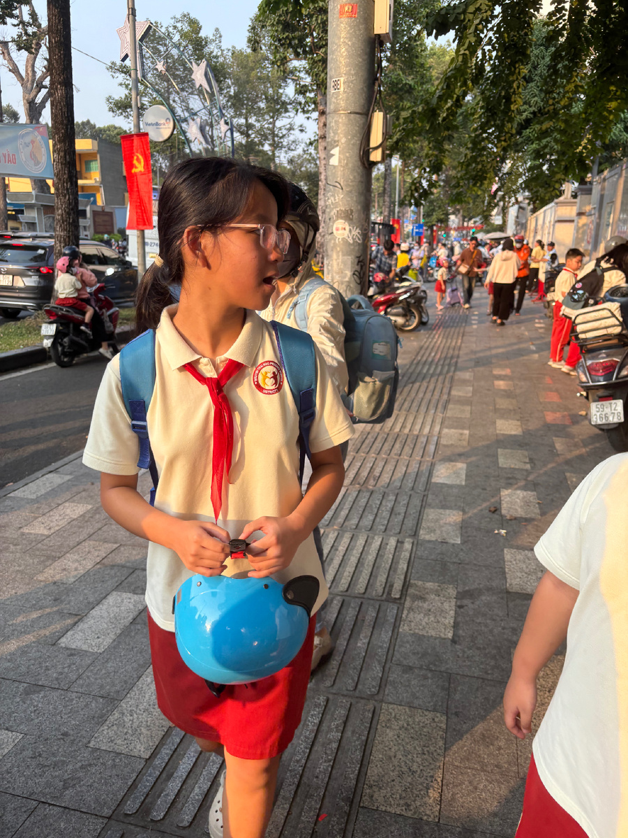 Красные галстуки в золотом вечернем свете. Современный город — и символ, который передаётся из поколения в поколение.