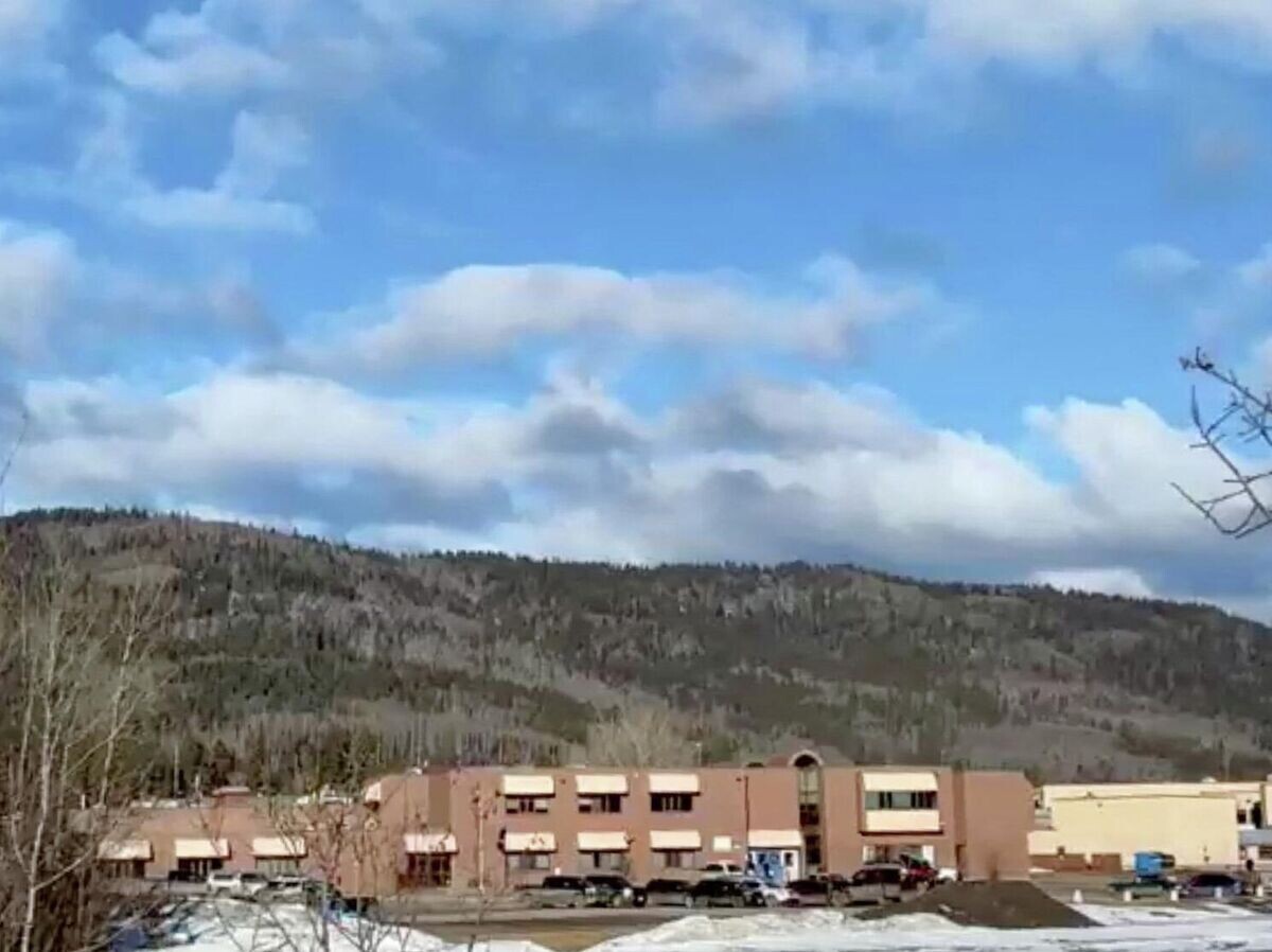    На месте стрельбы в школе Тамблер Ридж в канадской провинции Британская Колумбия | © REUTERS / Trent Ernst/Tumbler RidgeLines