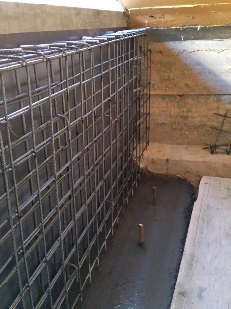 Пространственный каркас из арматуры для стены.