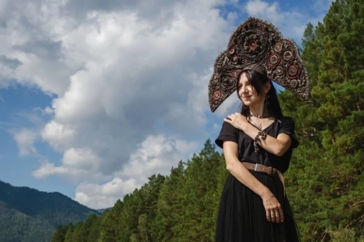    Ольга уже несколько лет создает уникальные кокошники и венцы.