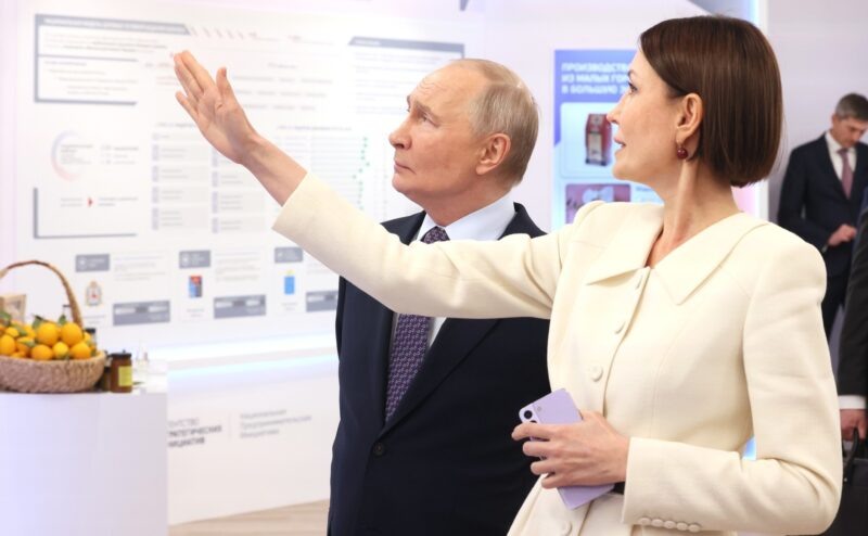    Владимир Путин на выставке АСИ (фото kremlin.ru)