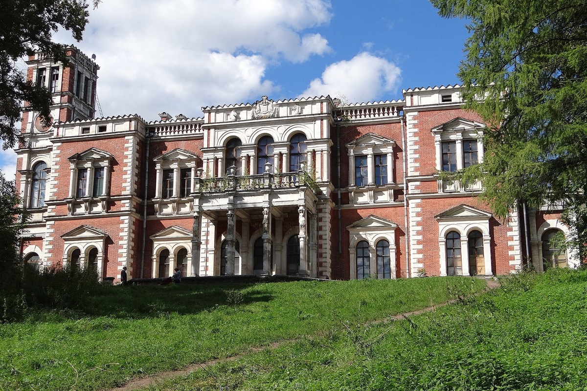    Главный дом Усадьбы Воронцова-Дашкова, вид со стороны реки Быковки. 2016 год. /Ya.avso / Википедия 