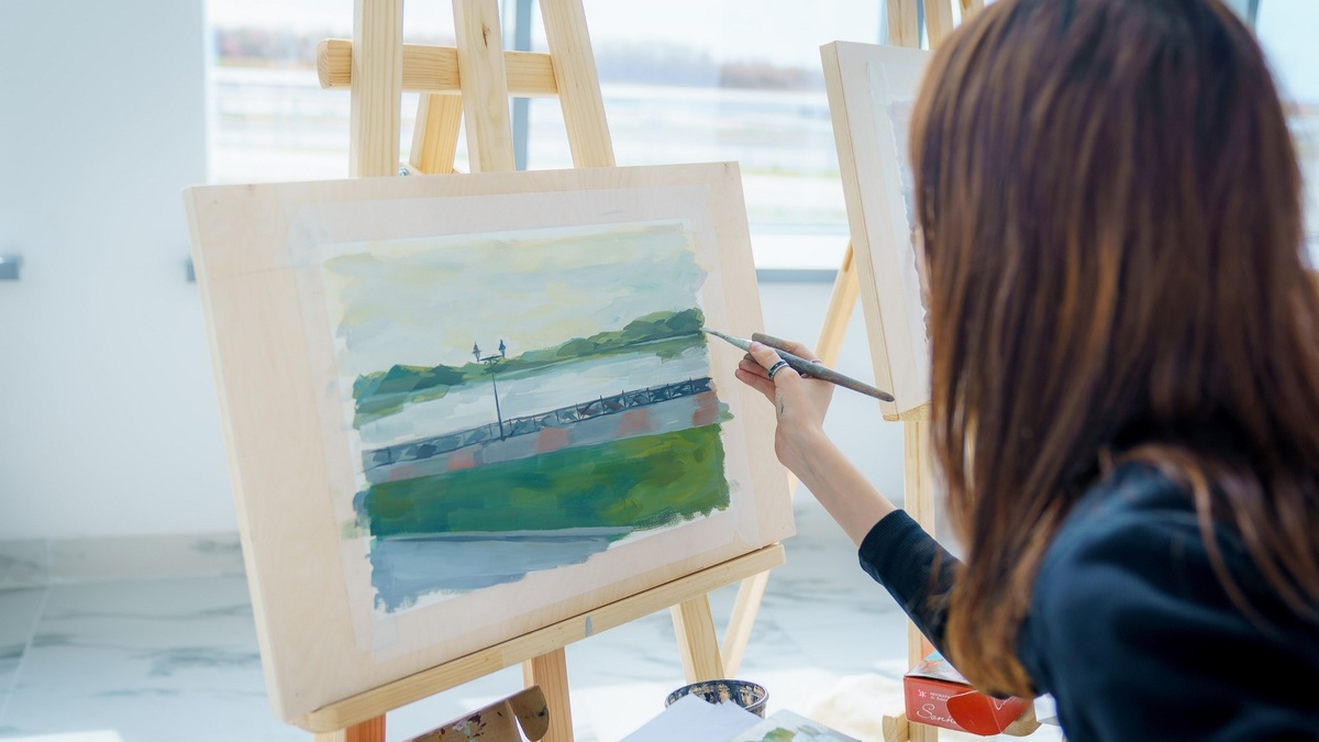    В Нижневартовске взрослые жители представили итоги обучения в «Художке»