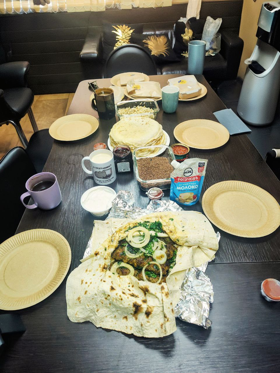 Масленичный стол накрыт. Фото автора