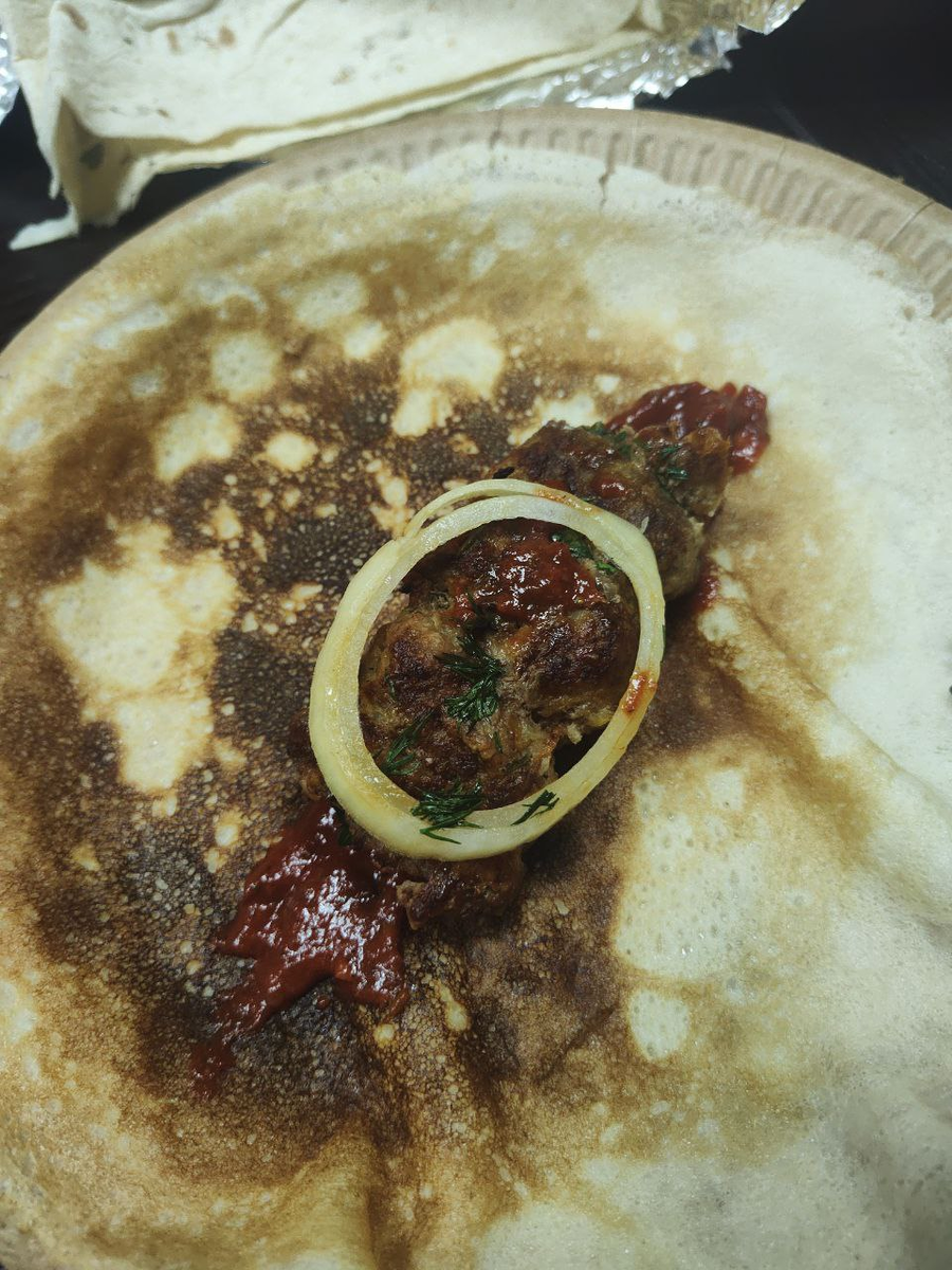 Приготовление русско-армянского блюда "кебаб в блине". Фото автора