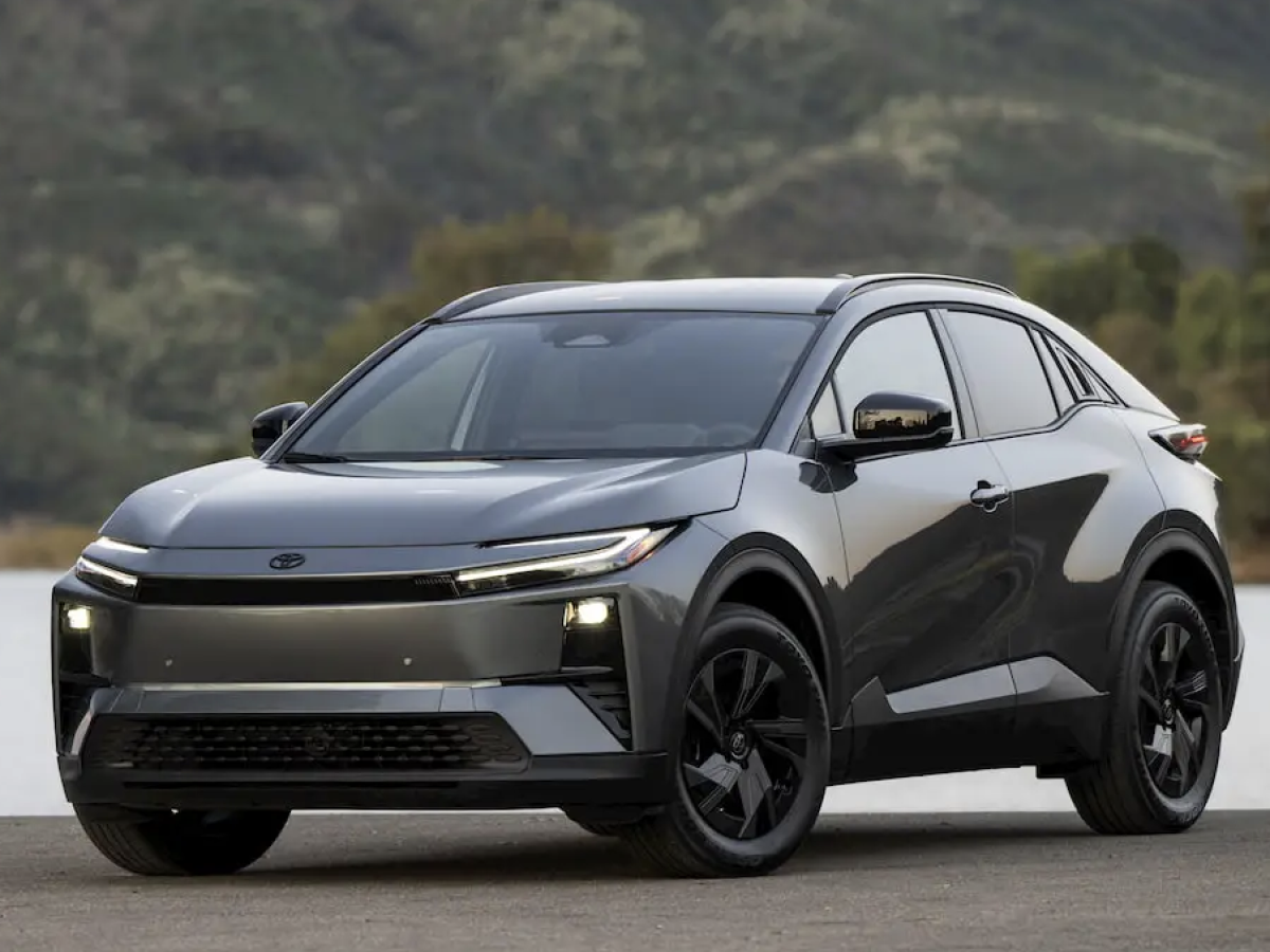    Toyota выпустила полностью электрический кроссовер C-HR