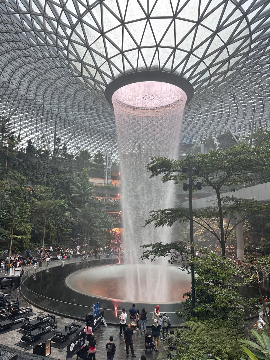 Водопад внутри терминала Аэропорта. Сингапур поражает как только ты в него прилетел.