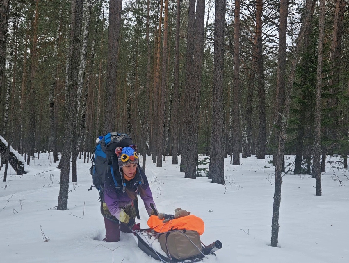 Толкаю волокуши по сугробам.