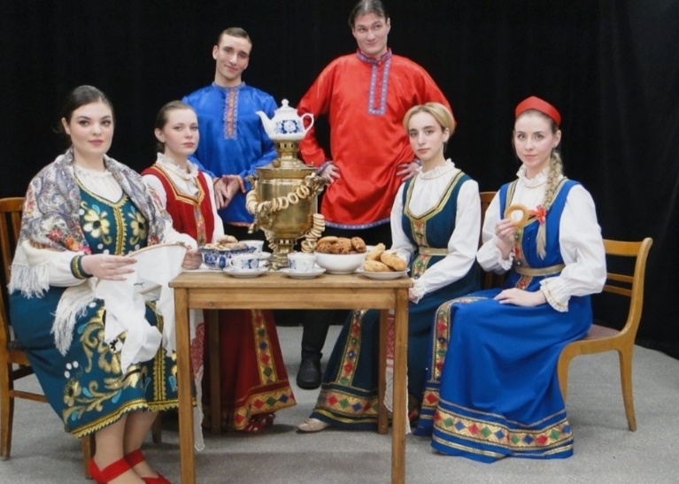 Кадр из спектакля «Не все коту масленица, бывает и Великий Пост"»