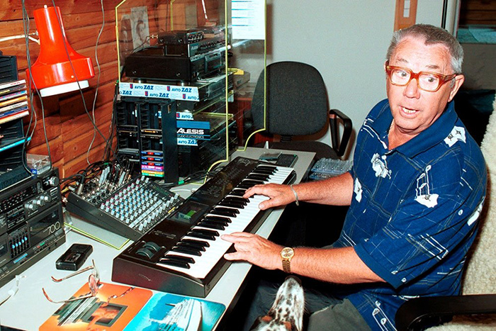 Олег Анофриев: "Детство - это  счастье! Какая разница, война или не война? Мы и в войне находили прелести и радости. Ну, кто еще может похвалиться тем, что пулял из трехкалиберной гильзы, воткнув в нее патрон от винтовки-трехлинейки? А мы палили! И нам это казалось счастьем".