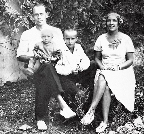 Семья Анофриевых: отец Андрей Сергеевич держит на руках маленького Олега, справа его брат Сергей от первого брака матери, мать Мария Гавриловна. 1931 г.