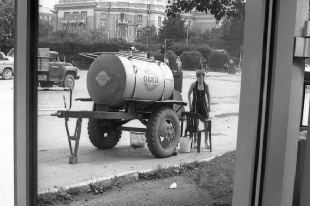    В жару бочки кваса не хватало даже на день.