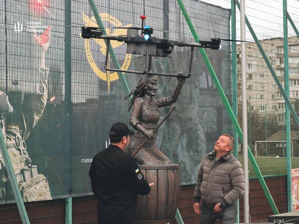    Памятник дрону "Баба Яга" под Киевом | © Фото : соцсети