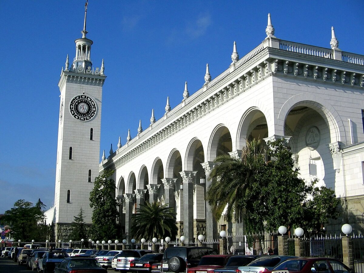 Вокзал в Сочи (спроектированный Алексеем Душкиным). 