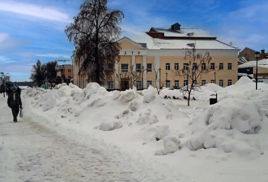 Много снега ещё остаётся не вывезенным
