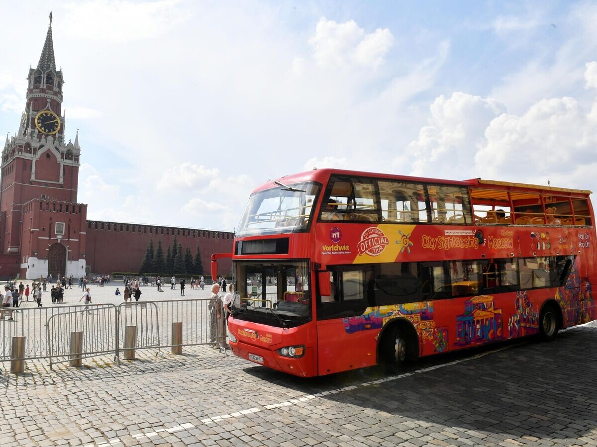    Туристический автобус на Красной площади в Москве© РИА Новости . Михаил Воскресенский