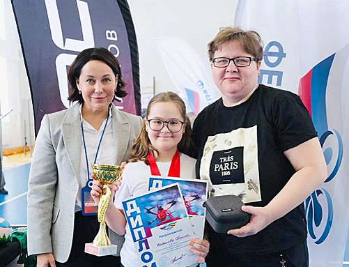    А.С. Андреева (слева) с аксайс-кими спортсменами. / ФОТО из архива Центра творчества детей и молодежи Администратор