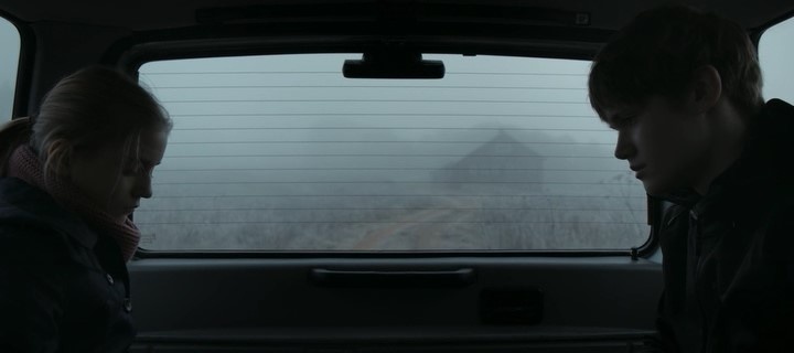 Кадр из фильма "Домовой" (2024). Варя (Василиса Немцова) и Арсений (Олег Чугунов).