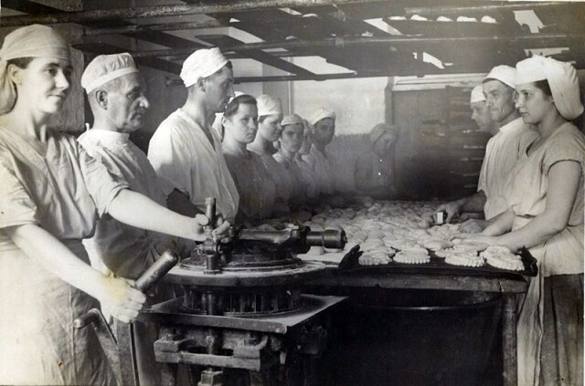 Работники пекарни и Даниил Кютинен (второй слева). Фото до военное