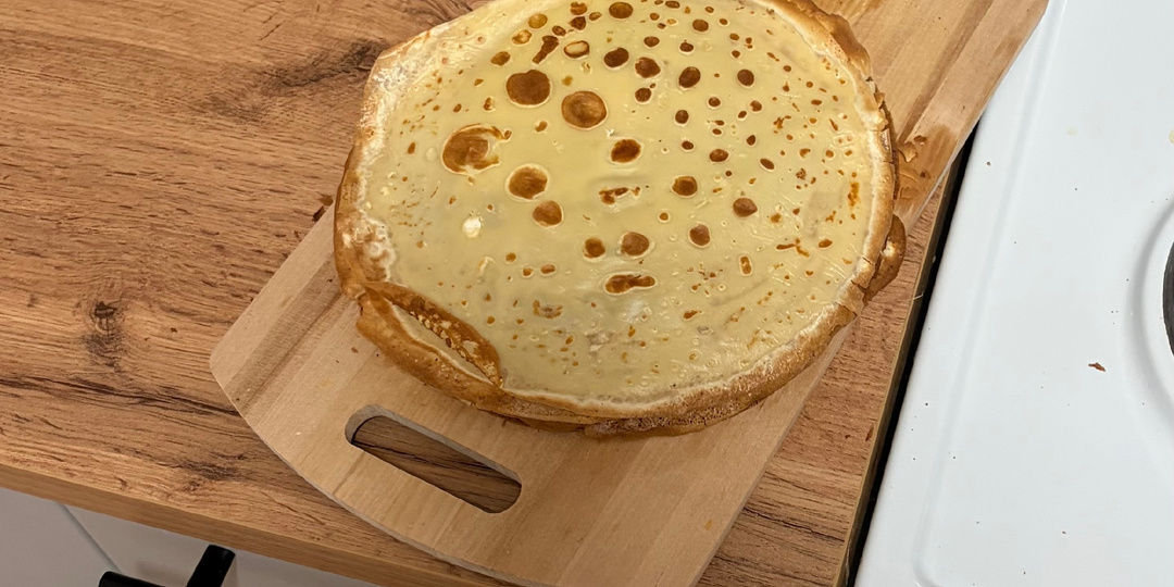 Блины на Масленицу: с какого возраста учить ребенка готовить?