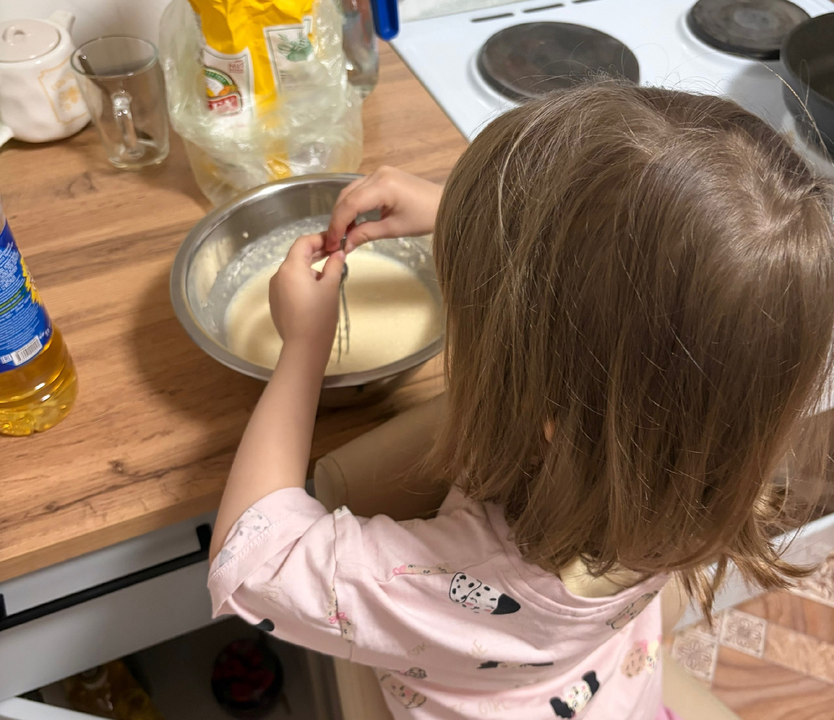 Тот случай, когда проще дать мешать и насыпать самой, чем отвлекать и прогонять)