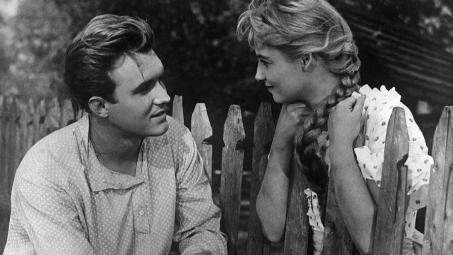 Эдуард Изотов и Наталья Кустинская в фильме «Первые испытания» 1961.