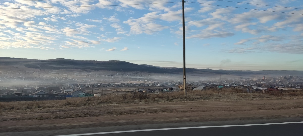 Да при чём тут какие-то вейперы? Обычный утренний туман вперемешку с печным дымом, только и всего. 