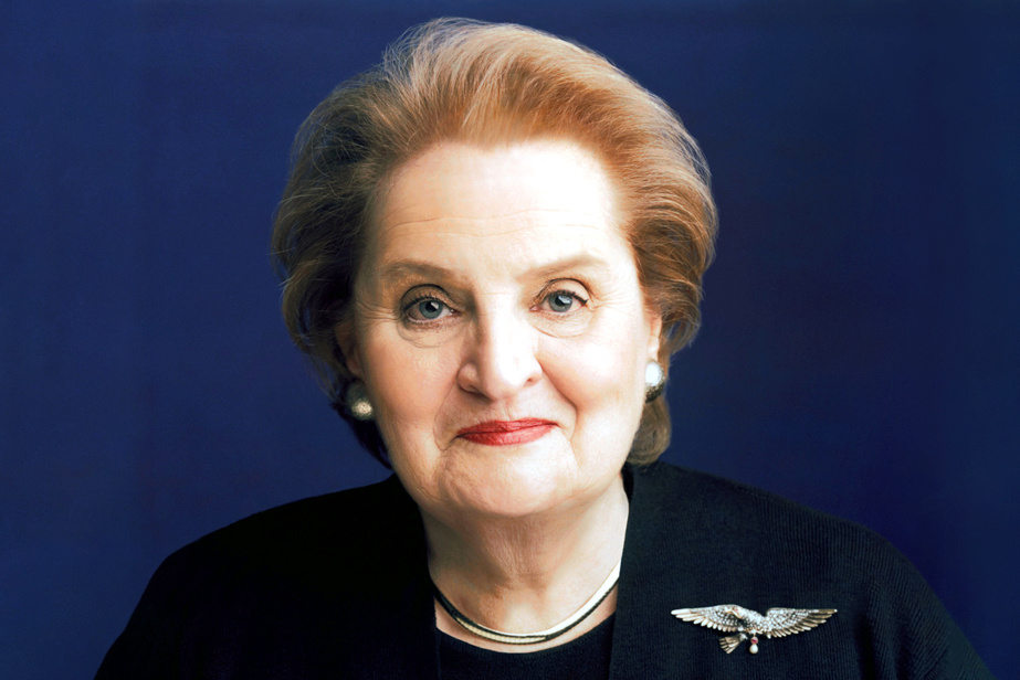 Светлое лицо, белое пальто.