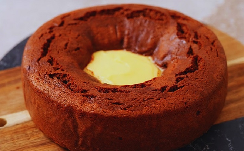 Пирог “Вулкан” — кондитерский шедевр, в котором крем прячется прямо внутри теста