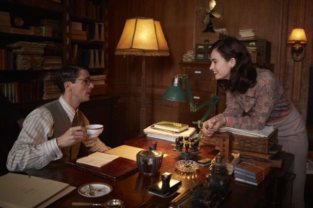    Кадр из фильма «Клуб любителей книг и пирогов из картофельных очистков» (The Guernsey Literary and Potato Peel Pie Society, Великобритания, Франция, США, 2018)