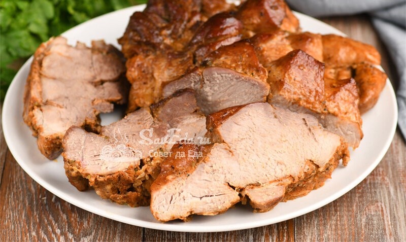 Очень нежное и вкусное мясо в духовке (все дело в чесночной воде)