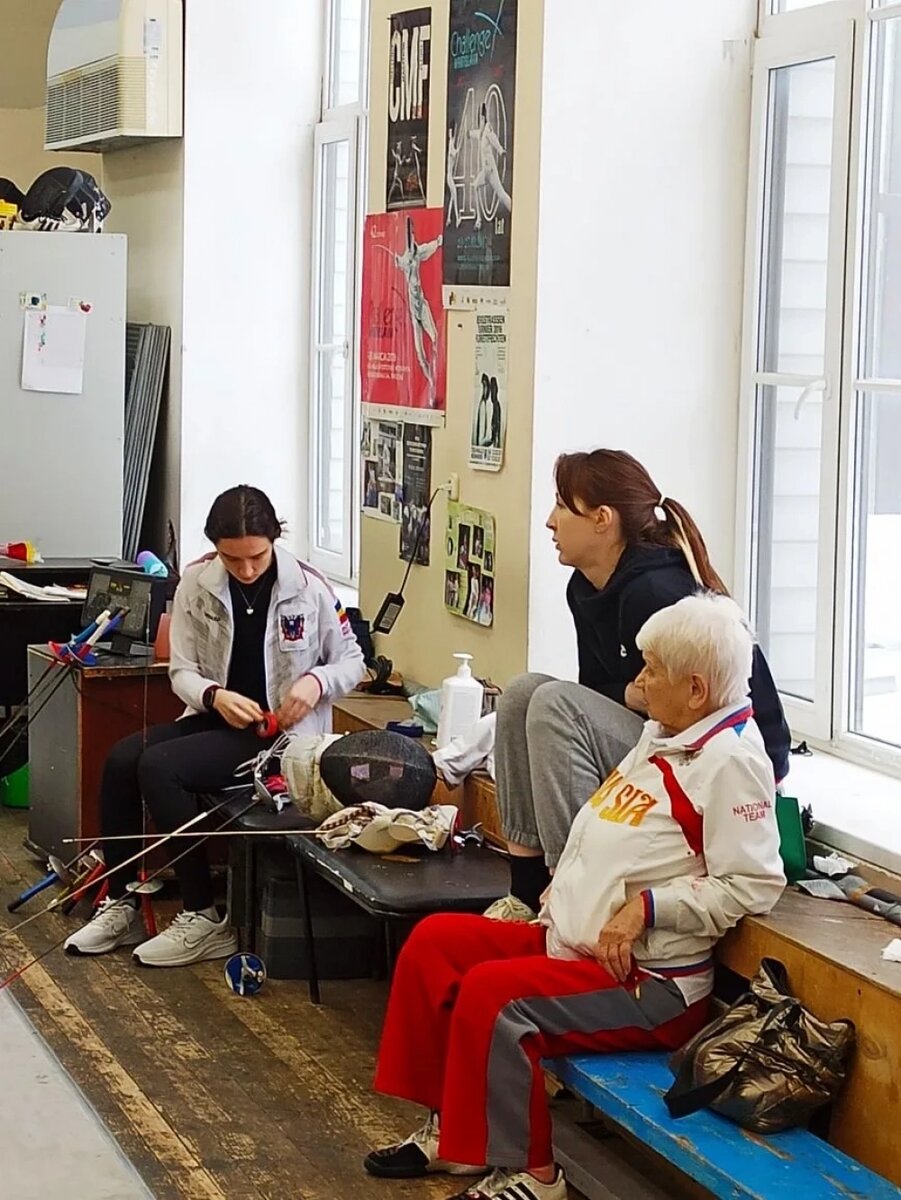    Олимпийская чемпионка Лариса Коробейникова со своим тренером Зоей Старковой оценивают успехи подрастающего поколения. Фото: Rostov.aif.ru/ Инна Лебедева