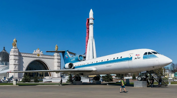 Музей внутри самолета "Як-42" на ВДНХ в Москве...