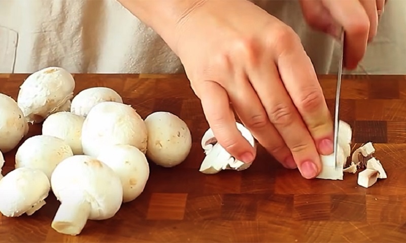 Куриные тефтели с грибами и сыром: изысканный ужин из самых обычных продуктов