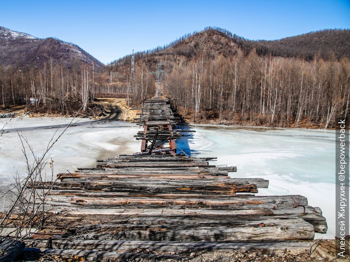 Настила нет. Балки гнилые. Но след на льду рядом свежий - кто-то проехал сегодня утром.