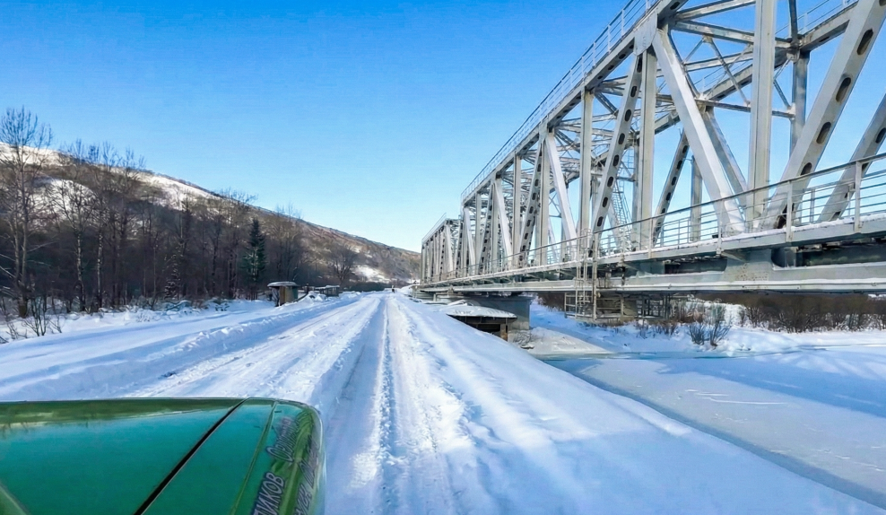 Железная дорога - на века, а наш автодублёр - до первой оттепели. Две реальности великого БАМа