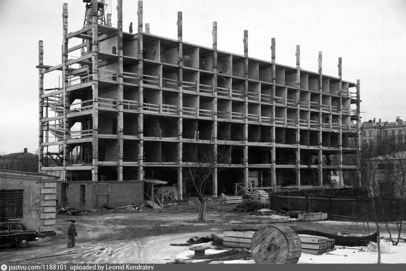 Строительство гостиницы рядом с аэровокзалом, 1961. Автор фото: Н.С. Грановский. С сайта www.pastvu.com.