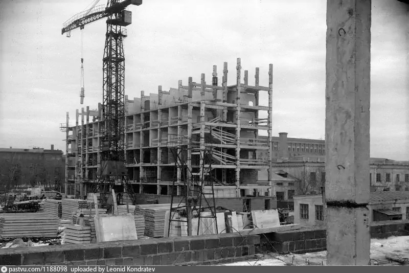 Ещё один кадр строительства гостиницы. Вид в сторону Ленинградского проспекта, 1961. Автор фото: Н.С. Грановский. С сайта www.pastvu.com.