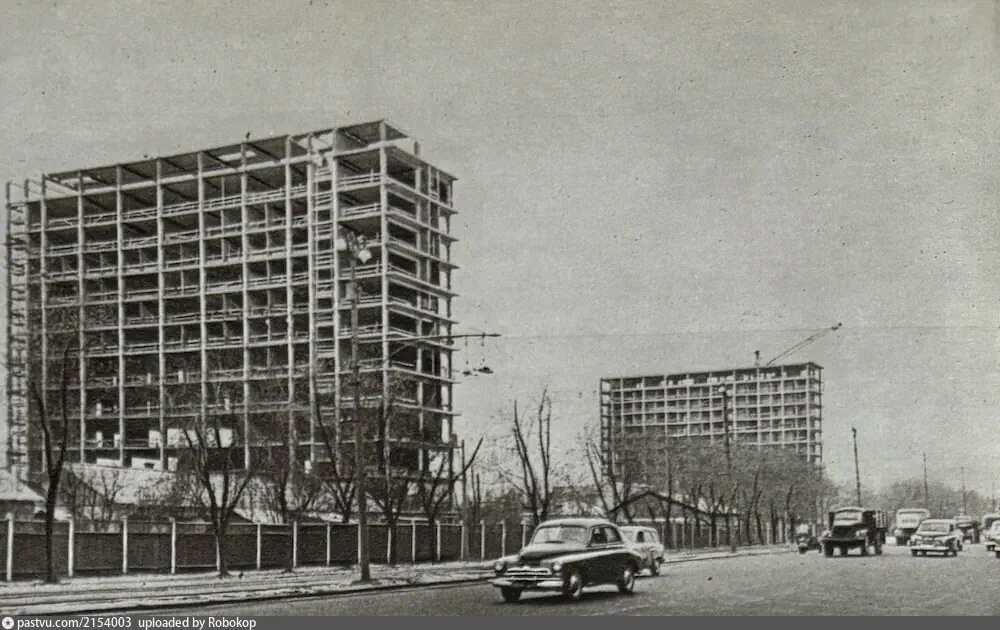 Строительство двух корпусов около будущего здания аэровокзала. Гостиница - дальний. Вид от Ленинградского проспекта, 1961-1962. С сайта www.pastvu.com.