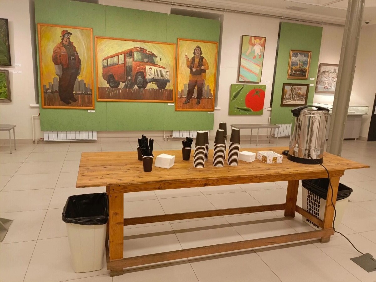    В день открытия выставки на фоне картин шла подготовка к чаепитию   Николай Эйхвальд / gorod55.ru