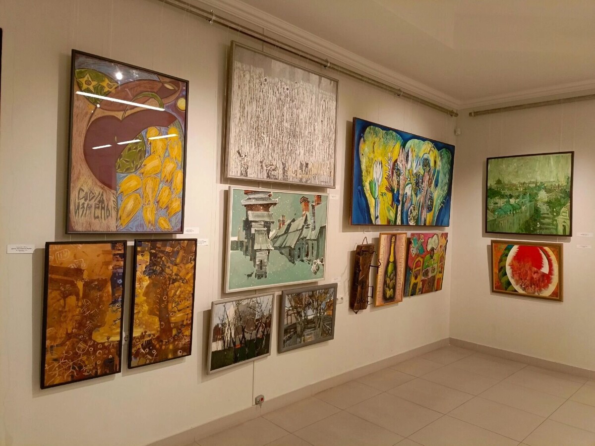    В экспозицию включены картины на самые разные темы   Николай Эйхвальд / gorod55.ru