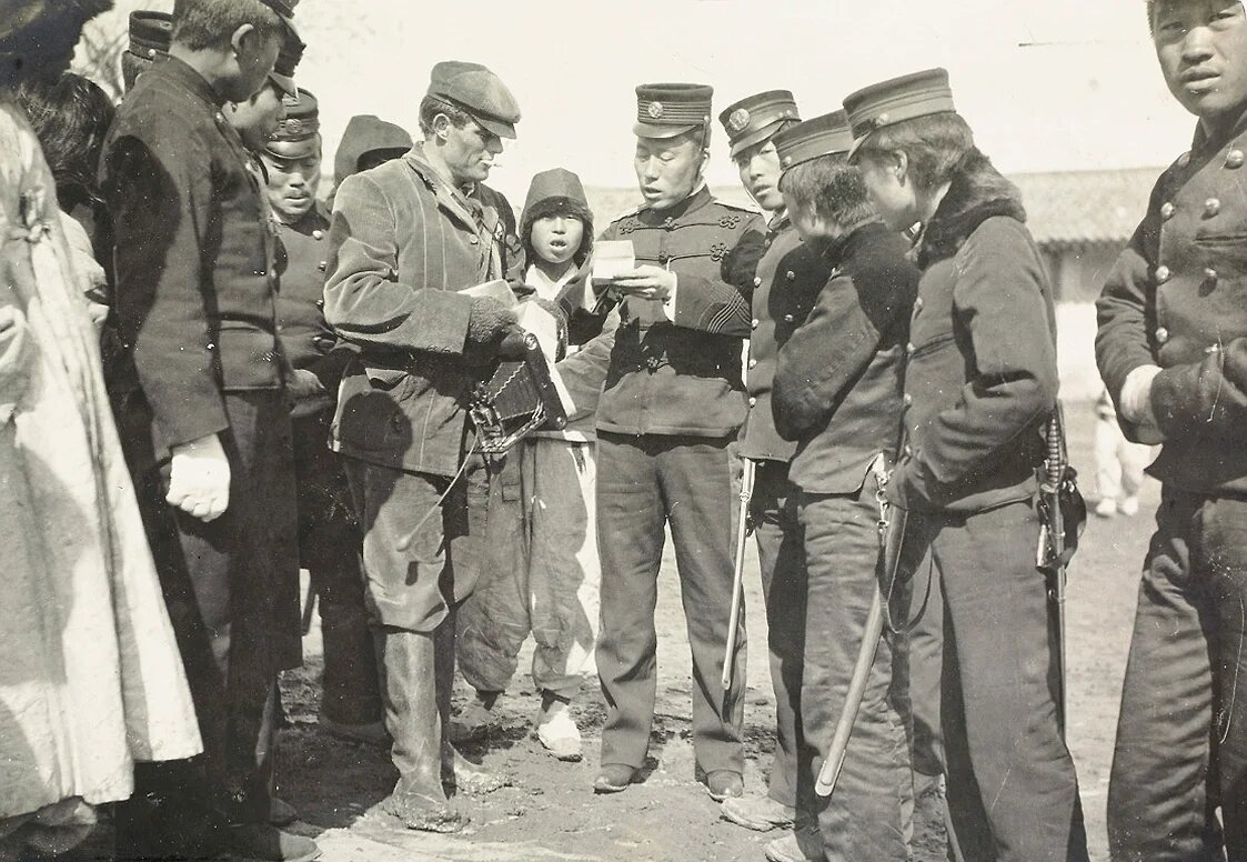 Проверка паспорта у фотографа. Хотя может и проверка записей.  