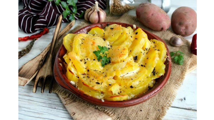 Запечённая в сметане картошка.