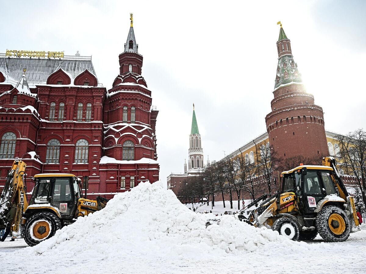    Уборка снега возле здания Государственного исторического музея в Москве | © РИА Новости / Кристина Соловьёва